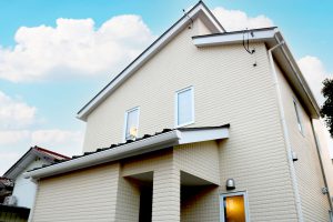 秩父の渡り廊下がある家